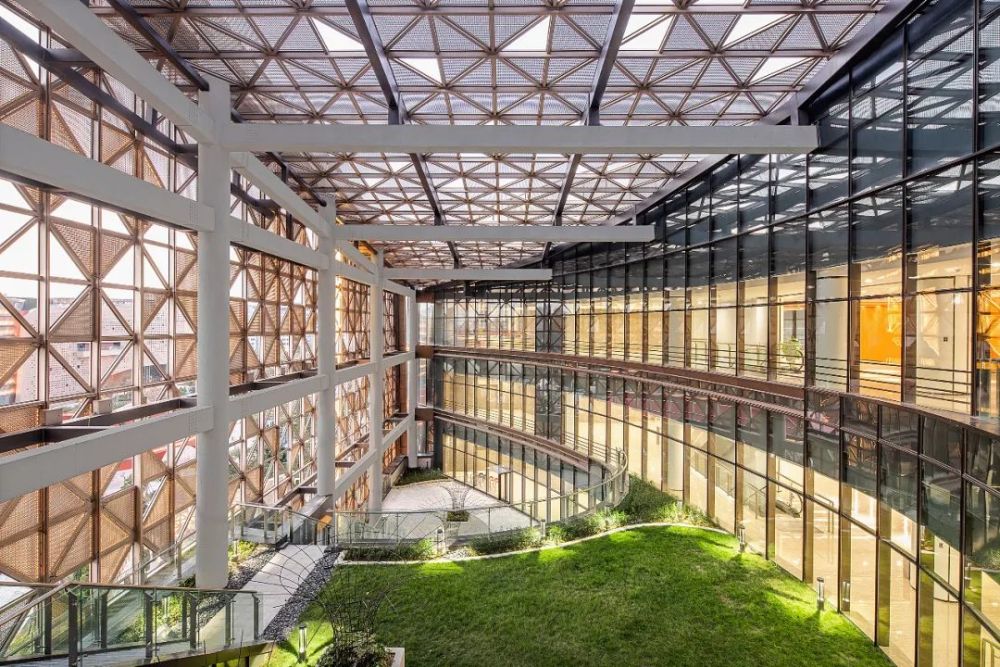 ▲ 空中庭院層層跌落，營造宜人的室外讀書和休憩環(huán)境