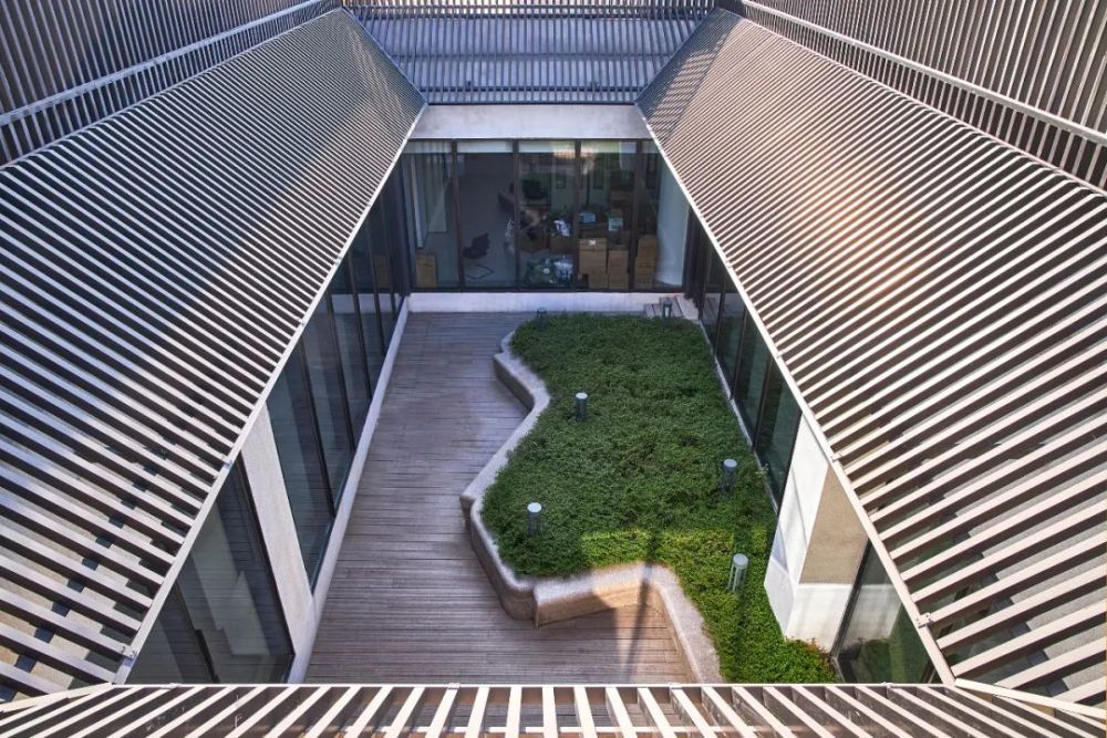 ▲ 頂層小院，為辦公區(qū)服務(wù)