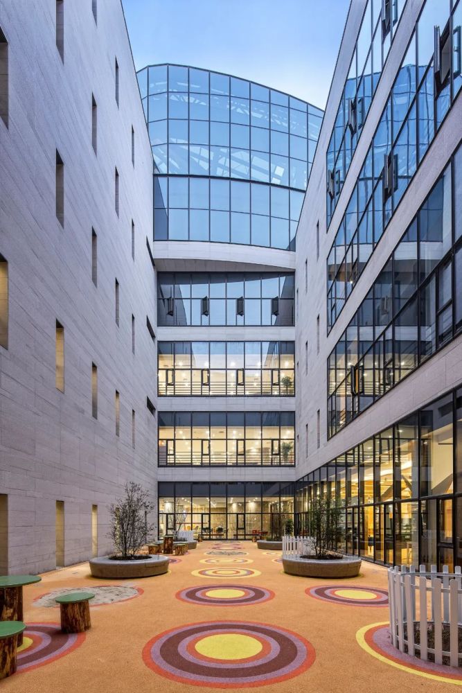 彩虹糖顏色的內(nèi)院，讓兒童得以游樂