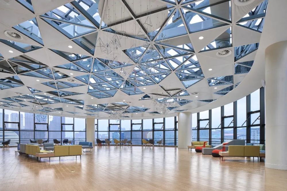 讀者活動廳——上有層云舒展，遠有美景一覽