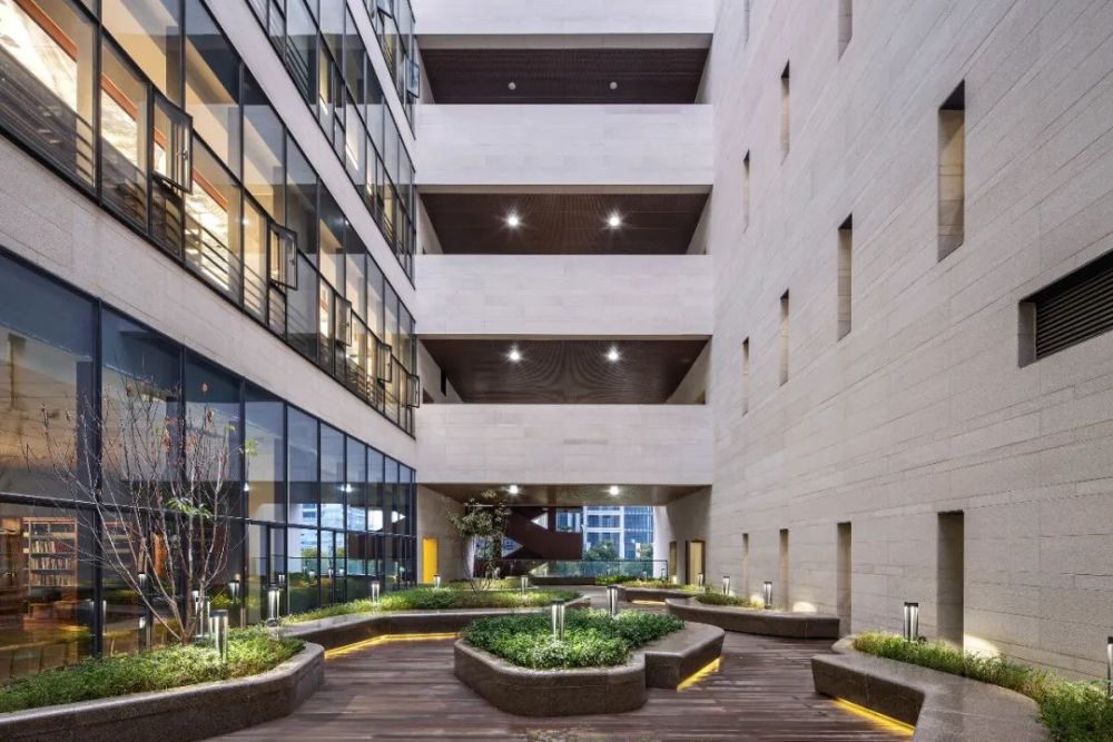 ▲ 自然形態(tài)的內(nèi)院，提供休憩空間