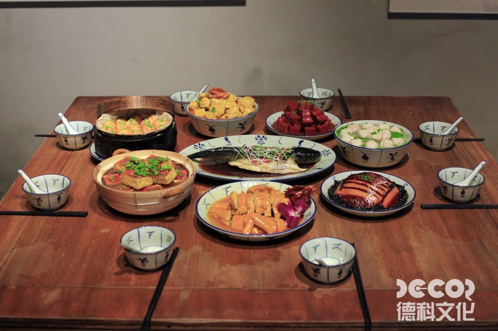 藝術(shù)展廳裝修設(shè)計(jì)中，如何選擇合適的展示架和展示方式