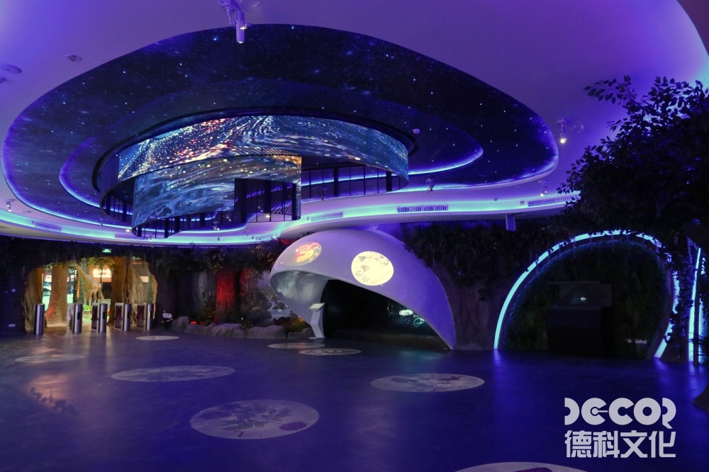 藝術(shù)展廳裝修設(shè)計中，如何展示藝術(shù)品的獨特性和獨立性？