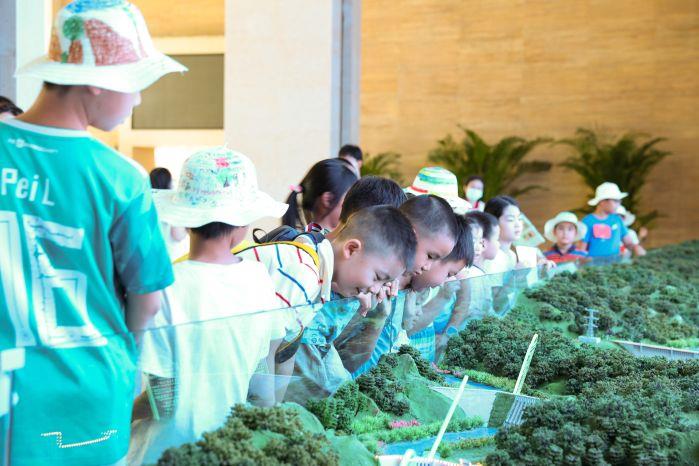 參觀長江流域梯級(jí)電站整理概貌沙盤