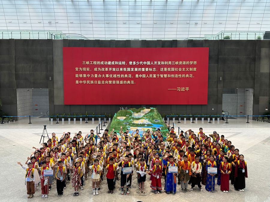 來自新疆、西藏、內(nèi)蒙古、重慶等地的三峽娃娃在三峽工程博物館合影留念。黃欣拍攝
