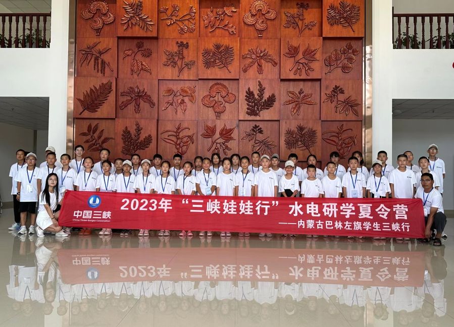 內(nèi)蒙古巴林左旗三峽娃娃在珍稀植物培育基地合影留念。黃欣拍攝