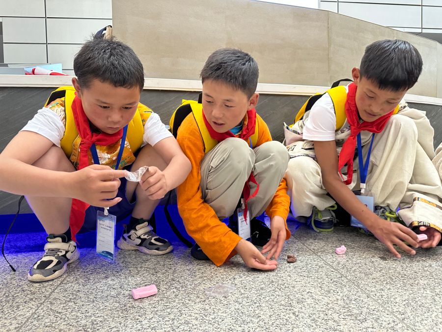 “三峽娃娃”認(rèn)真地制作“美食”。黃欣拍攝